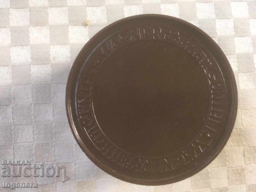 Auction  BOX BOX OF SCREW BAKELITE OLD PELICAN