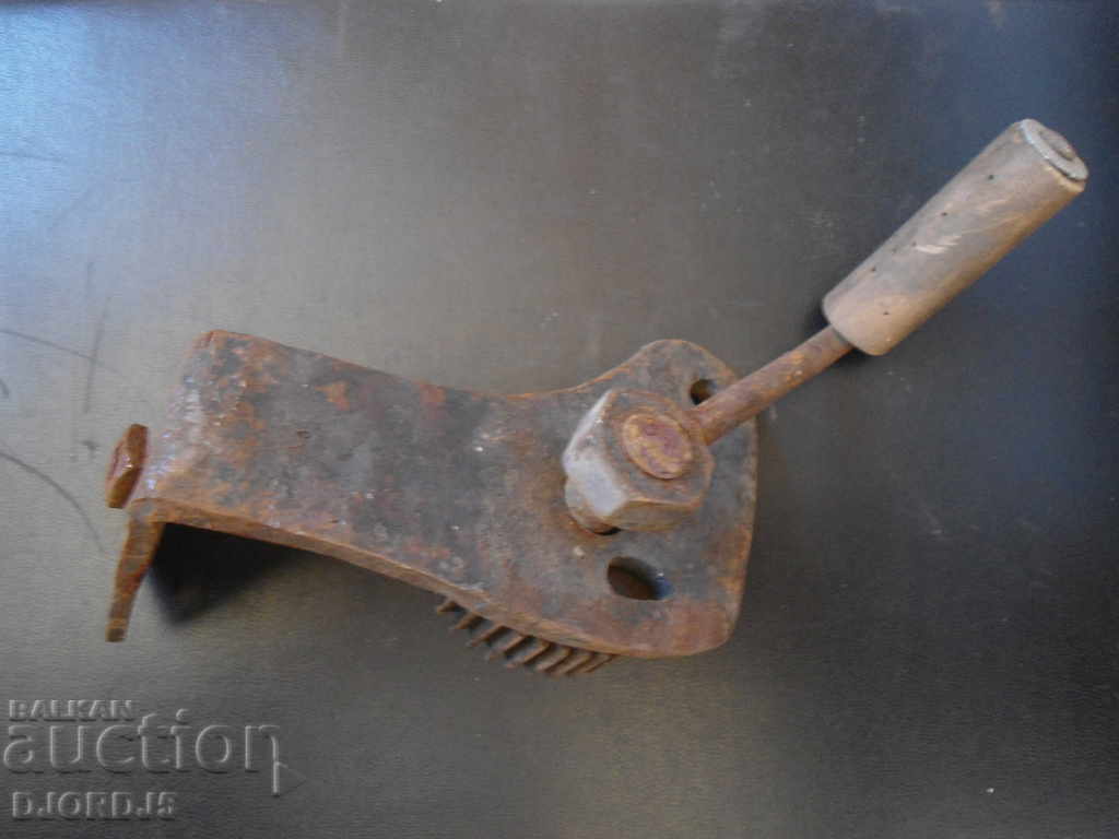 Auction  Old tool, appliance
