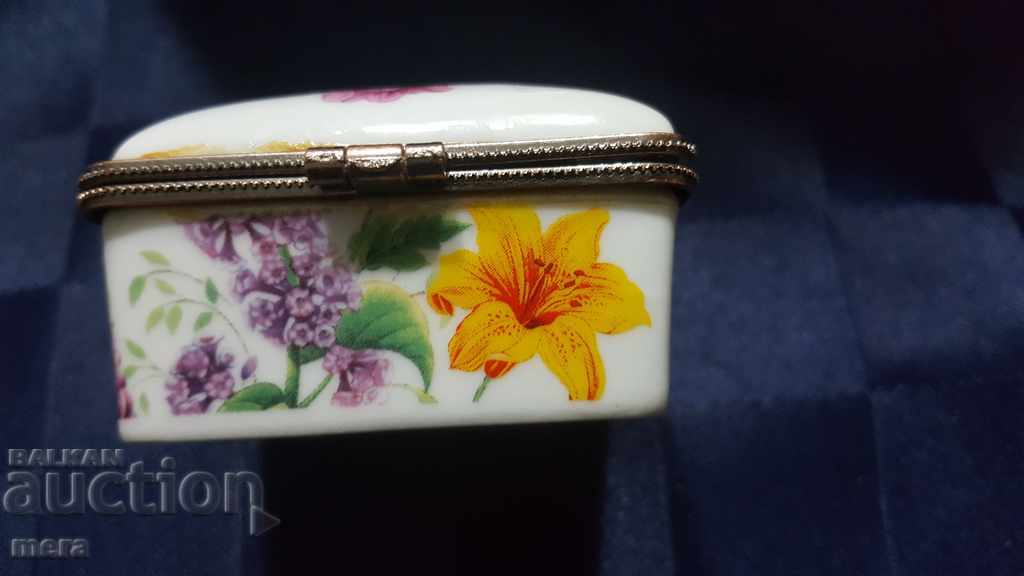 Δημοπρασία Κουτί πορσελάνης Δημοπρασία Κουτί πορσελάνης