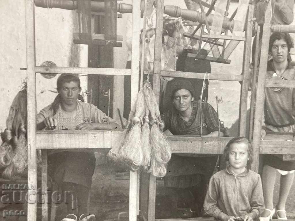 Hemp processing old photo with price 30.00 BGN | € 15.34 Hemp processing old photo with price 30.00 BGN | € 15.34