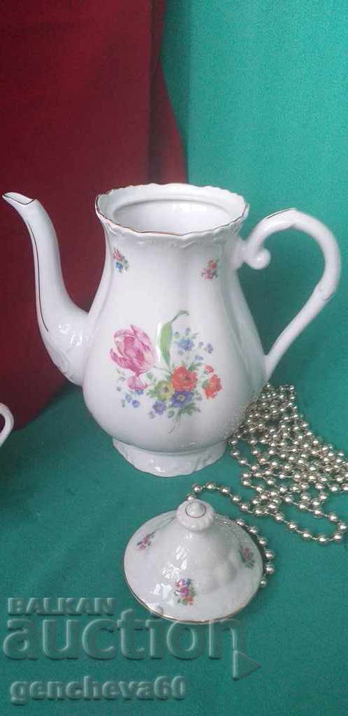 Delivery of Porcelain with floral motifs, marked Delivery of Porcelain with floral motifs, marked