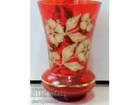 Стара ваза червено стъкло ръчно рисувана