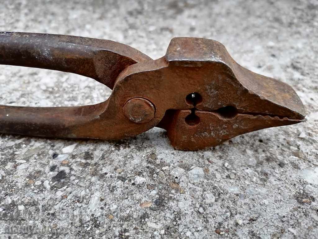 Delivery of Army pliers for ammunition disposal Delivery of Army pliers for ammunition disposal