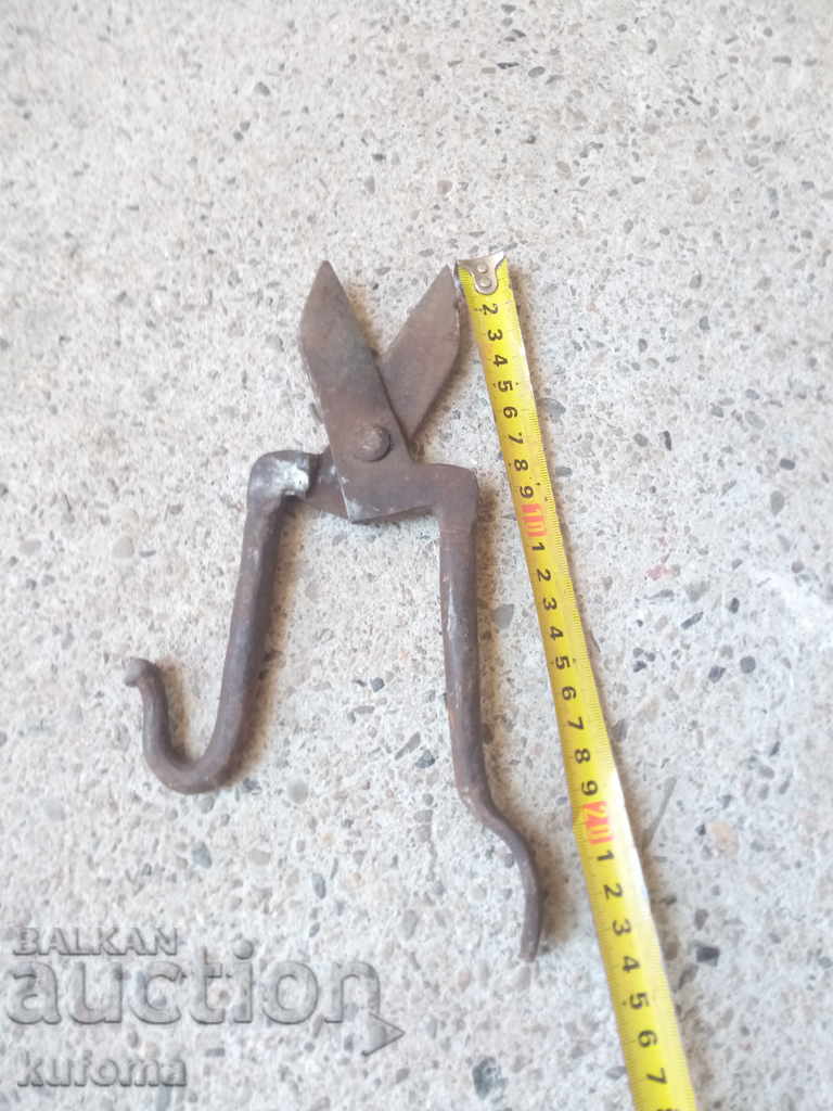 Old sheet metal scissors with price 14.99 BGN | € 7.66 Old sheet metal scissors with price 14.99 BGN | € 7.66