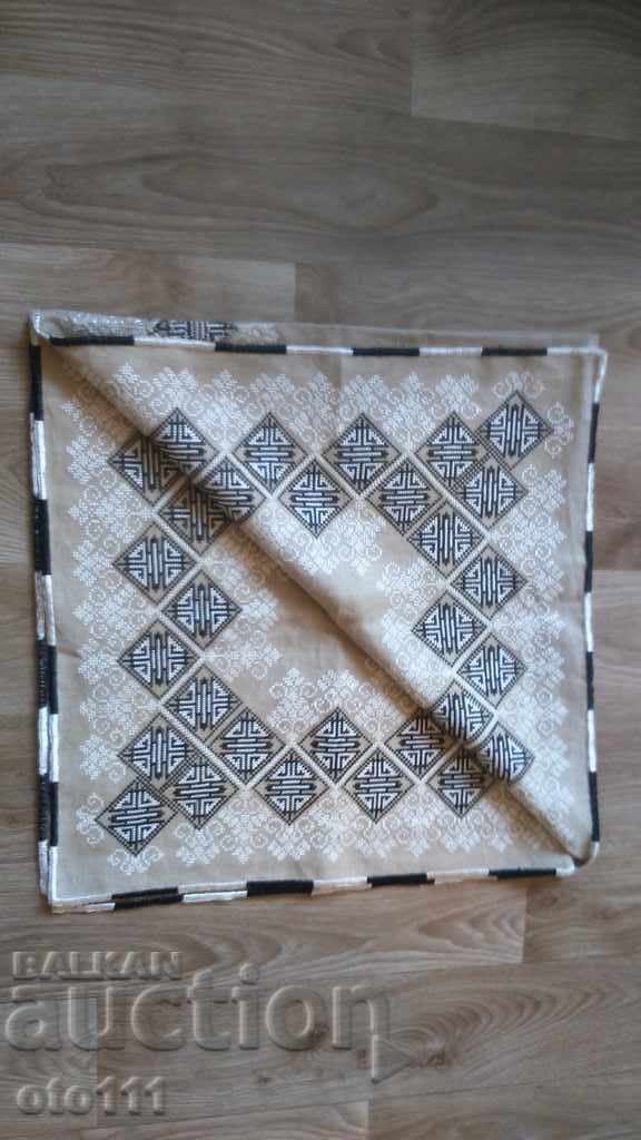 Доставка на КАРЕ , ПОКРИВКА - РЪЧНО БРОДИРАНО - 95/95 см