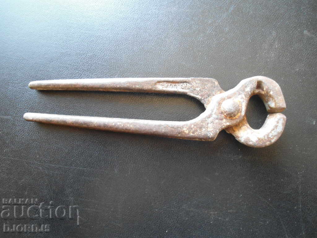 Old pliers with price 2.00 BGN | € 1.02 Old pliers with price 2.00 BGN | € 1.02
