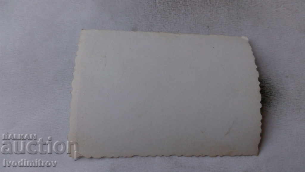 Φωτογραφία Δύο άνδρες με μαγιό μπροστά από έναν σταθμό με τιμή 1.85 BGN | € 0.95