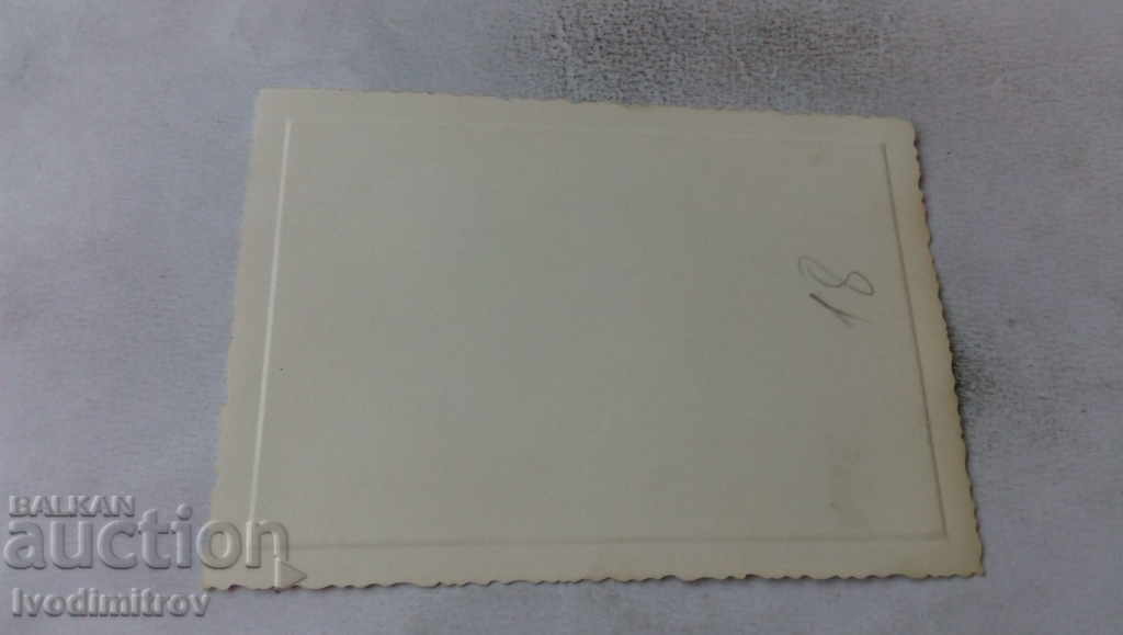 Photo Young men and women at the pool with price 2.65 BGN | € 1.35 Photo Young men and women at the pool with price 2.65 BGN | € 1.35