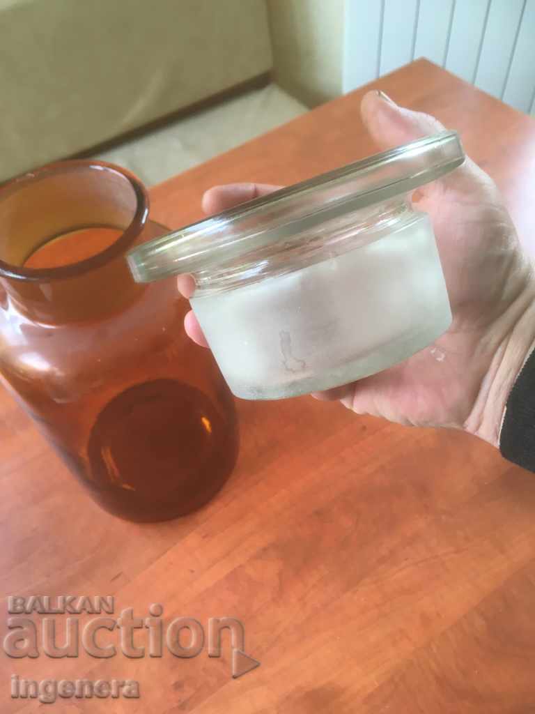 O VASĂ DE UMBRE DE STICLĂ PĂRĂRII REGALE cu preț 57.00 BGN | € 29.14 O VASĂ DE UMBRE DE STICLĂ PĂRĂRII REGALE cu preț 57.00 BGN | € 29.14