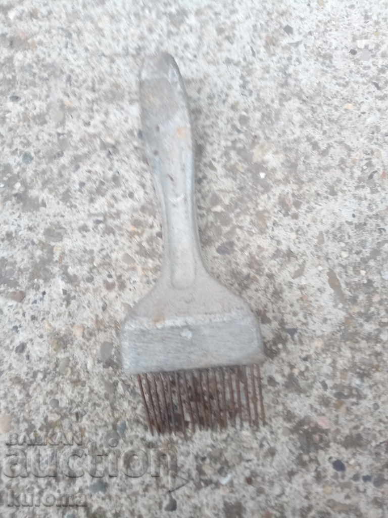 Comb comb for animals with price 9.99 BGN | € 5.11 Comb comb for animals with price 9.99 BGN | € 5.11