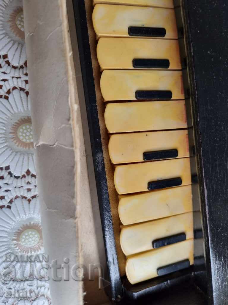 Delivery of Old children's piano Delivery of Old children's piano