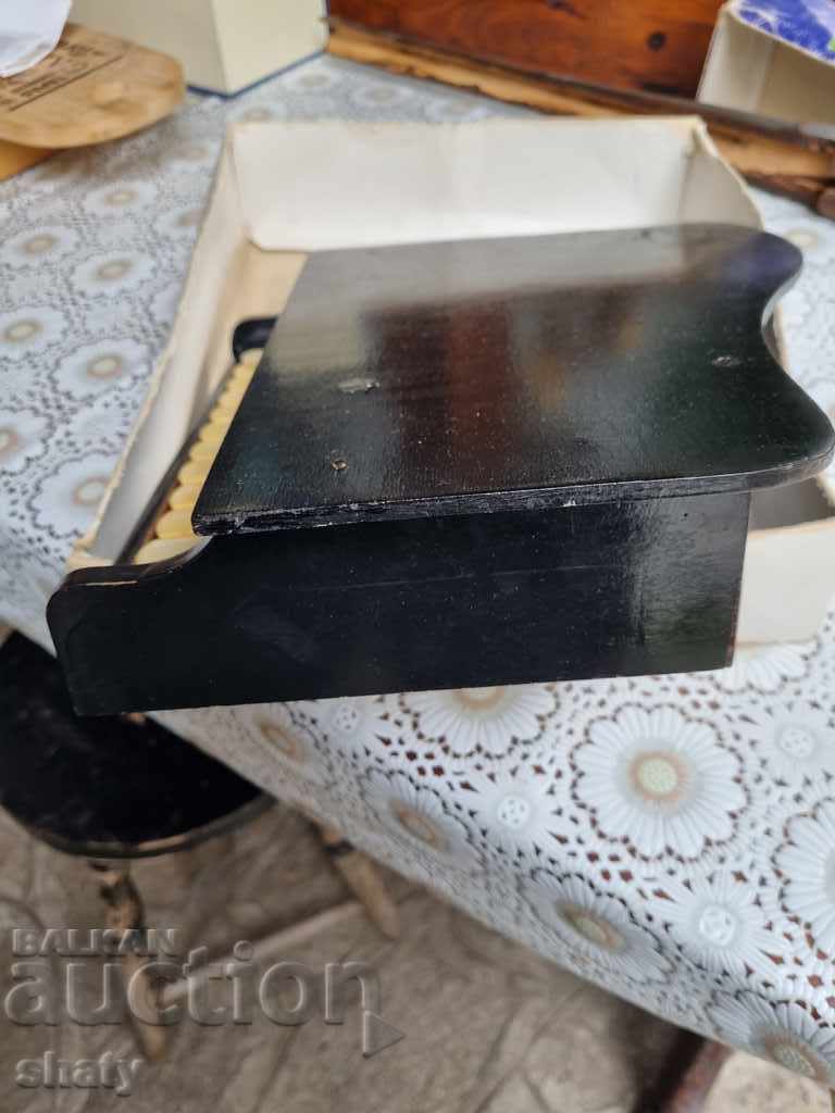 Old children's piano - 6 Old children's piano - 6