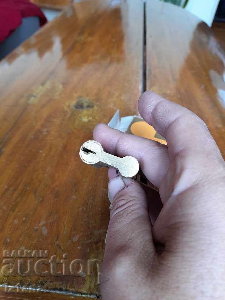 Old padlock Sevlievo - 5