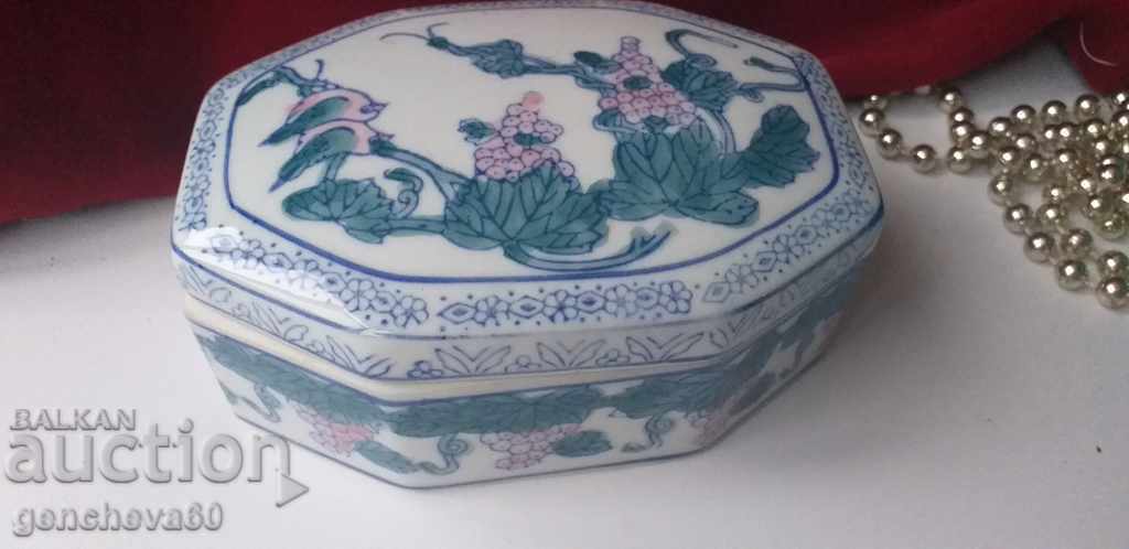 Chinese porcelain jewelry box with price 12.00 BGN | € 6.14 Chinese porcelain jewelry box with price 12.00 BGN | € 6.14