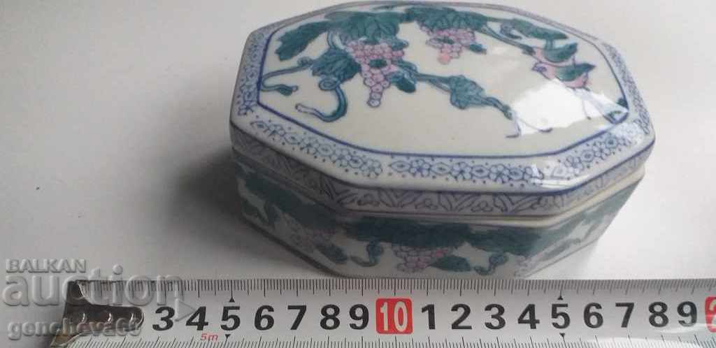 Chinese porcelain jewelry box - 6 Chinese porcelain jewelry box - 6