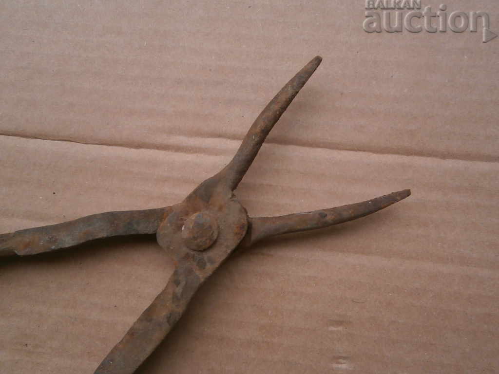 ancient primitive forging pliers with price 37.00 BGN | € 18.92 ancient primitive forging pliers with price 37.00 BGN | € 18.92