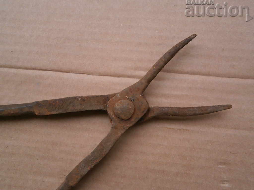 Auction ancient primitive forging pliers Auction ancient primitive forging pliers
