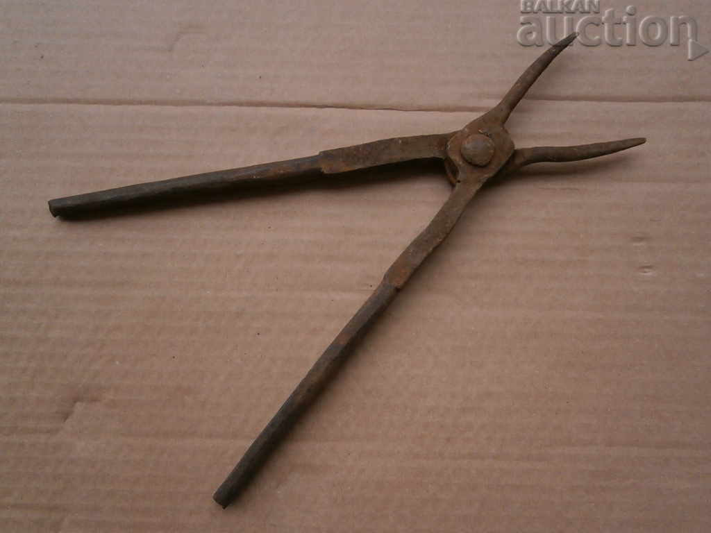 Delivery of ancient primitive forging pliers Delivery of ancient primitive forging pliers