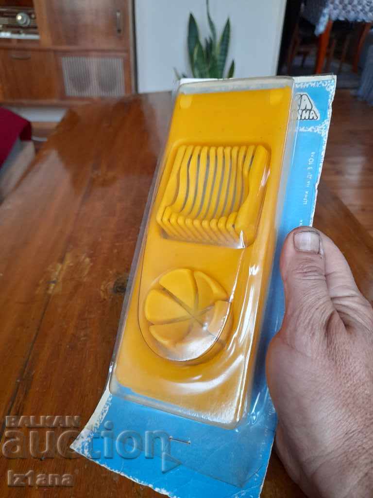 Old device for cutting eggs, egg slicer with price 18.00 BGN | € 9.20 Old device for cutting eggs, egg slicer with price 18.00 BGN | € 9.20
