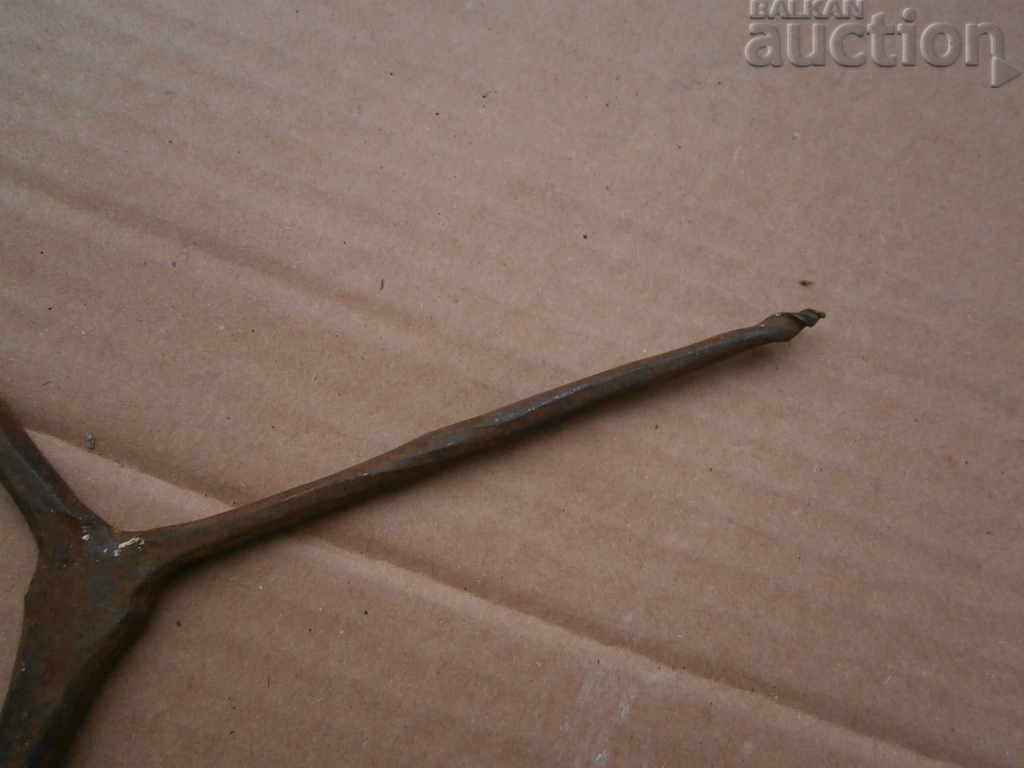 Livrarea un burghiu vechi forjat Livrarea un burghiu vechi forjat