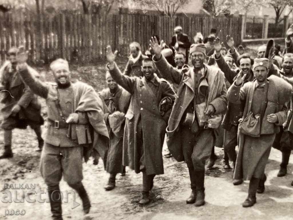 Auction Serb / Croatian / captives on the Pirot-Tsaribrod road in 1941 Auction Serb / Croatian / captives on the Pirot-Tsaribrod road in 1941