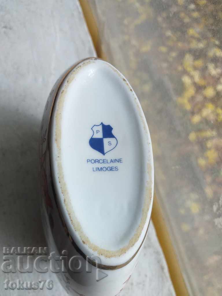 Delivery of Old porcelain Limoges vase Delivery of Old porcelain Limoges vase