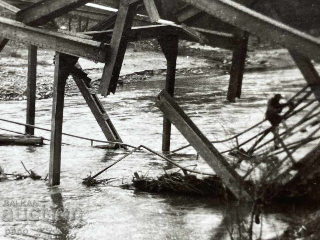 Auction The bridge on the Pirot-Vranya highway was blown up by the Serbs in 1941. Auction The bridge on the Pirot-Vranya highway was blown up by the Serbs in 1941.