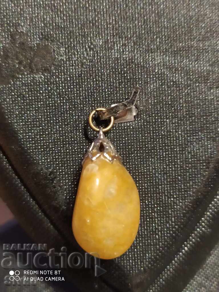 Висулка жълт естествен камък прилича на цитрин