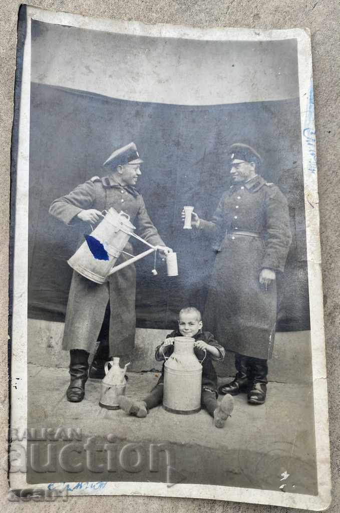 Fotografie cu soldații regali.