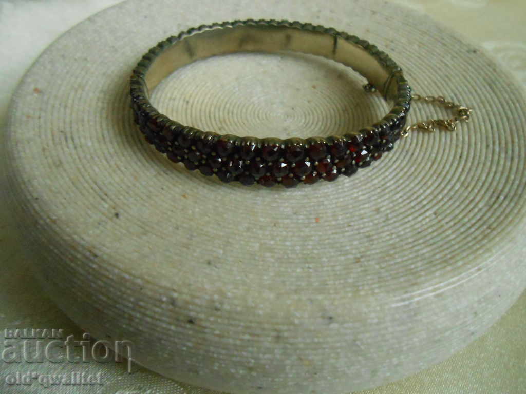 WOMEN'S BRACELET with natural stones - Garnet, very old with price 397.00 BGN | € 202.98 WOMEN'S BRACELET with natural stones - Garnet, very old with price 397.00 BGN | € 202.98