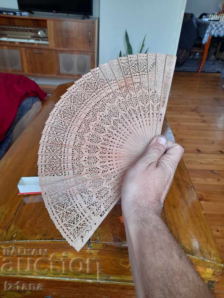 Auction An old fan Auction An old fan