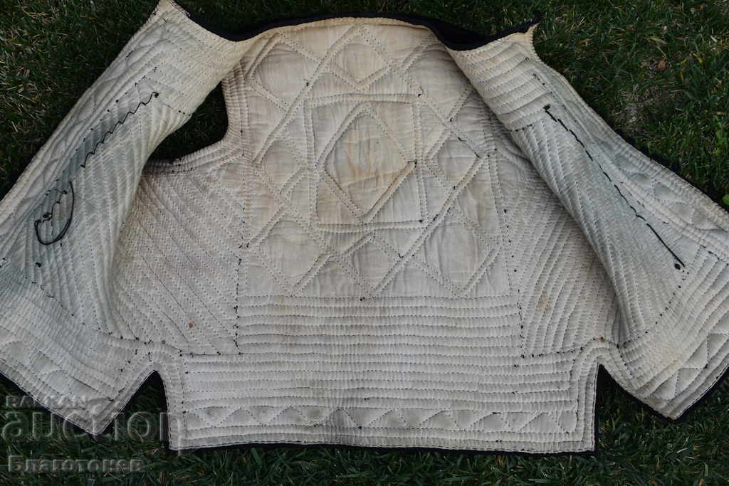 Автентичен кадифен елек с цена 140.00 лв. | € 71.58