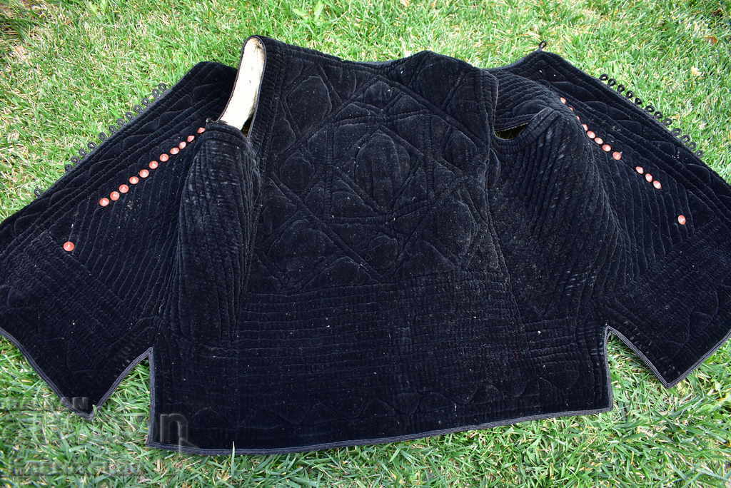 Аукцион Автентичен кадифен елек