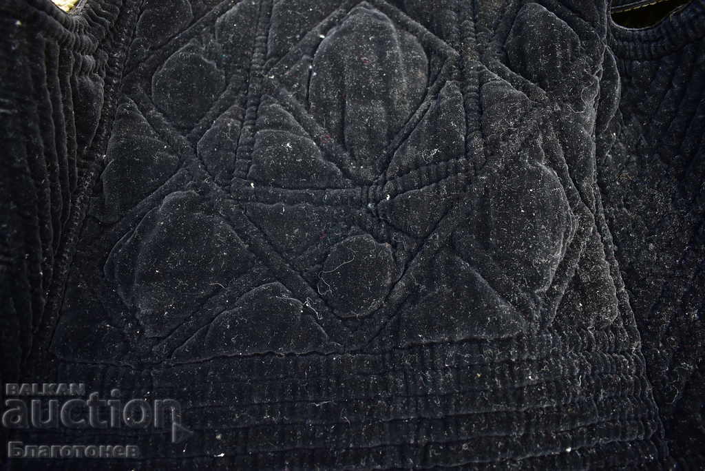 Доставка на Автентичен кадифен елек