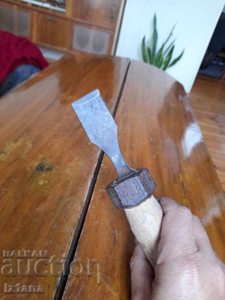 Old carving chisel with price 30.00 BGN | € 15.34 Old carving chisel with price 30.00 BGN | € 15.34