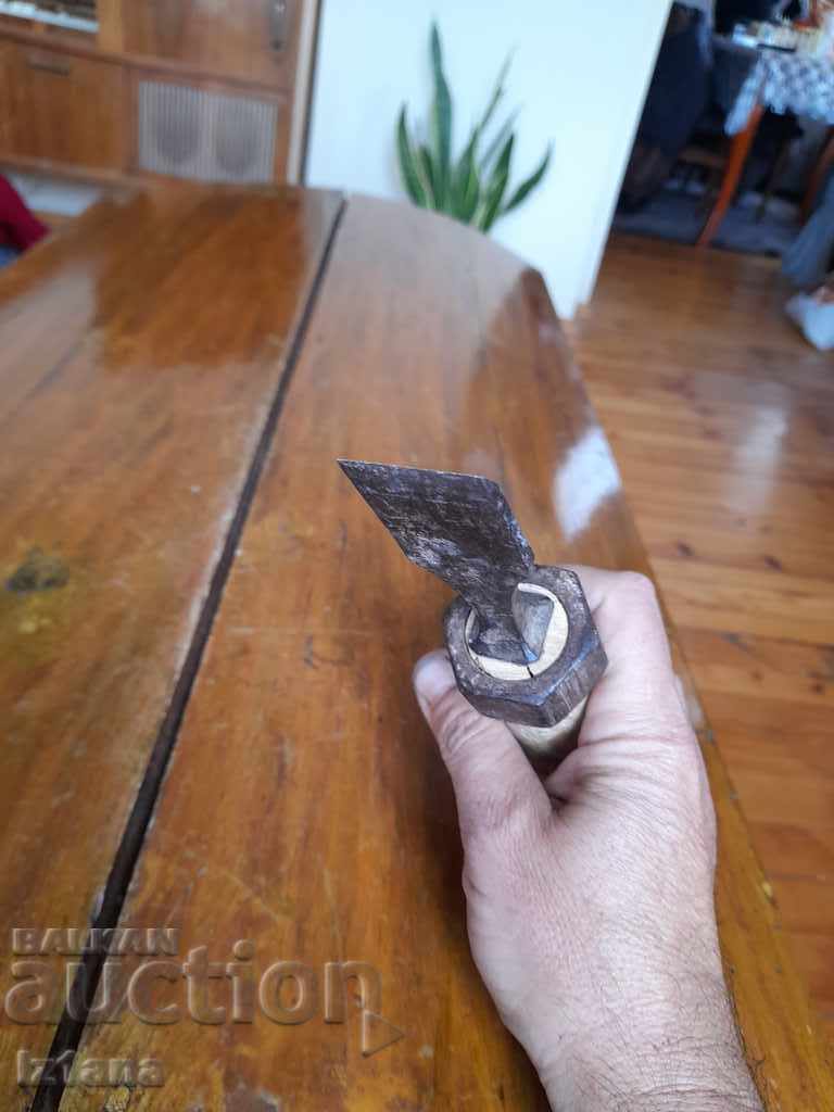 Delivery of Old carving chisel Delivery of Old carving chisel