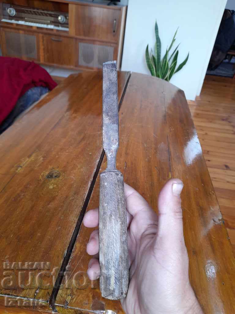Old carving chisel with price 30.00 BGN | € 15.34 Old carving chisel with price 30.00 BGN | € 15.34