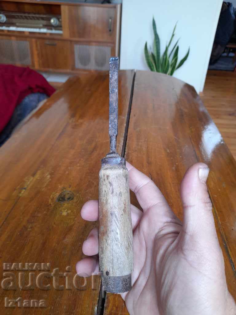 Old carving chisel with price 20.00 BGN | € 10.23 Old carving chisel with price 20.00 BGN | € 10.23