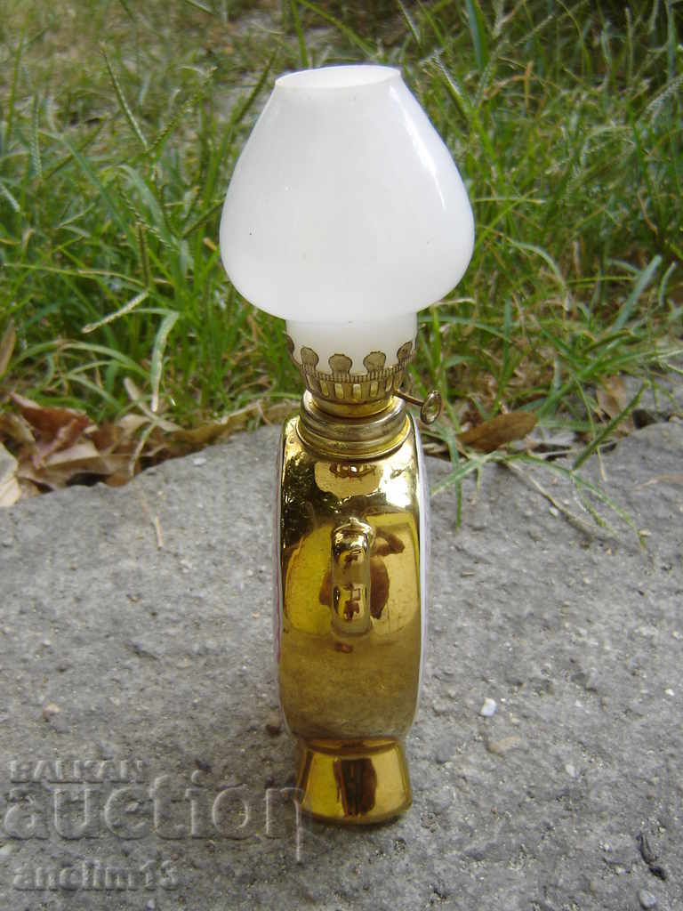 Auction  PORCELAIN GAS LAMP