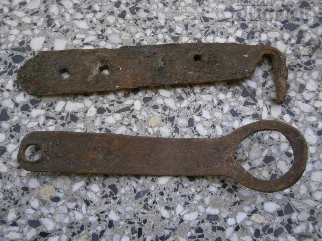 Delivery of antique wrought iron lock latch Delivery of antique wrought iron lock latch