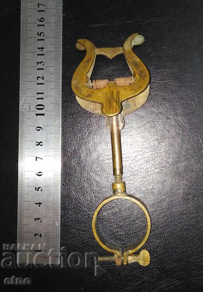 СТАРА БРОНЗОВА СТОЙКА, ЩИПКА ЗА ПАРТИТУРА с цена 50.00 лв. | € 25.56 СТАРА БРОНЗОВА СТОЙКА, ЩИПКА ЗА ПАРТИТУРА с цена 50.00 лв. | € 25.56