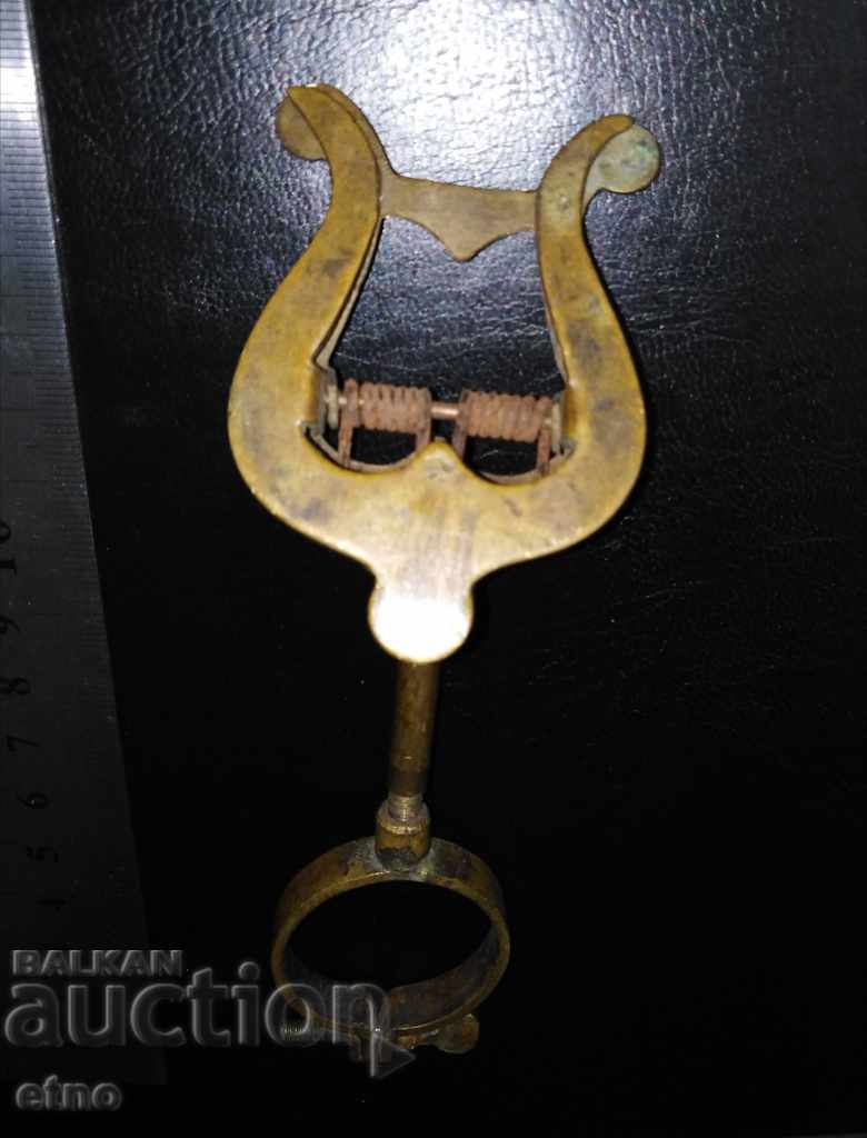 СТАРА БРОНЗОВА СТОЙКА, ЩИПКА ЗА ПАРТИТУРА - 5 СТАРА БРОНЗОВА СТОЙКА, ЩИПКА ЗА ПАРТИТУРА - 5