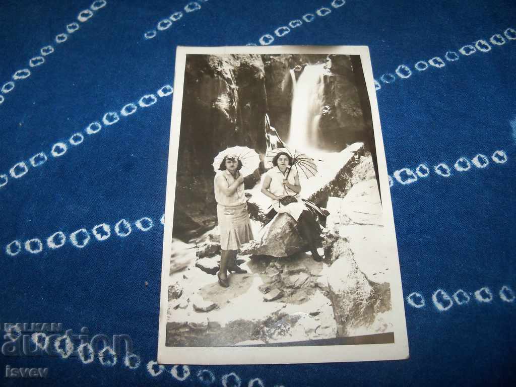 Auction Old postcard photo, women with umbrellas, no captions. Auction Old postcard photo, women with umbrellas, no captions.