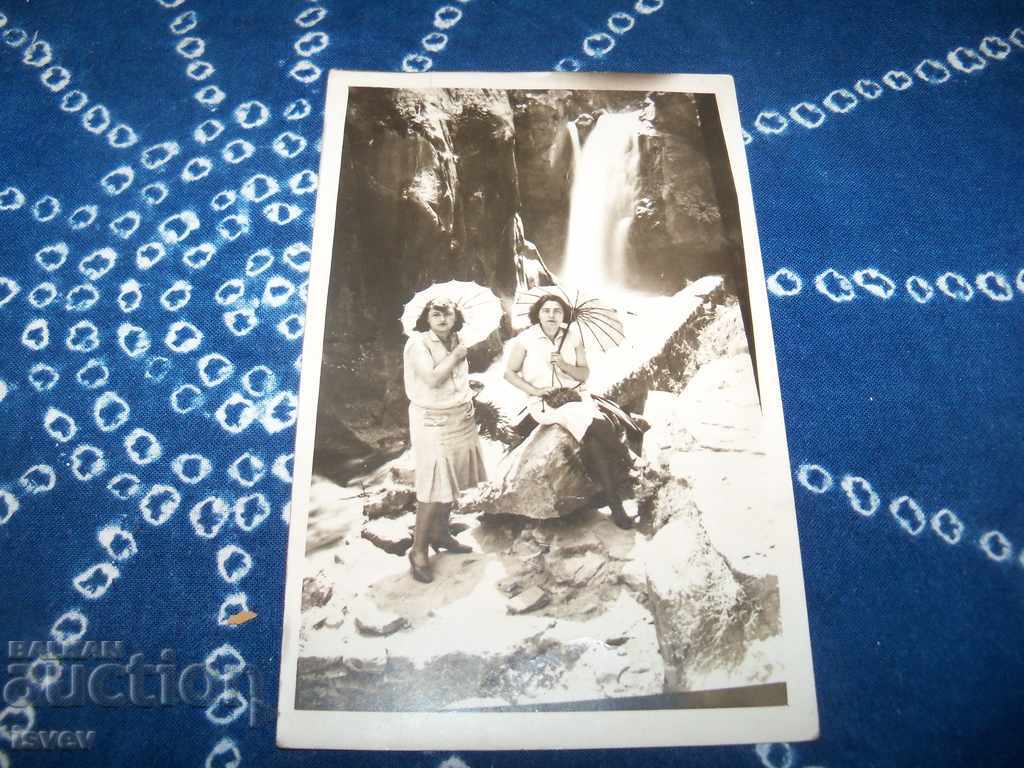 Παλιά φωτογραφία καρτ ποστάλ, γυναίκες με ομπρέλες, χωρίς λεζάντες.