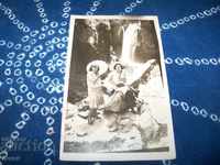 Fotografie veche de carte poștală, femei cu umbrele, fără legende.