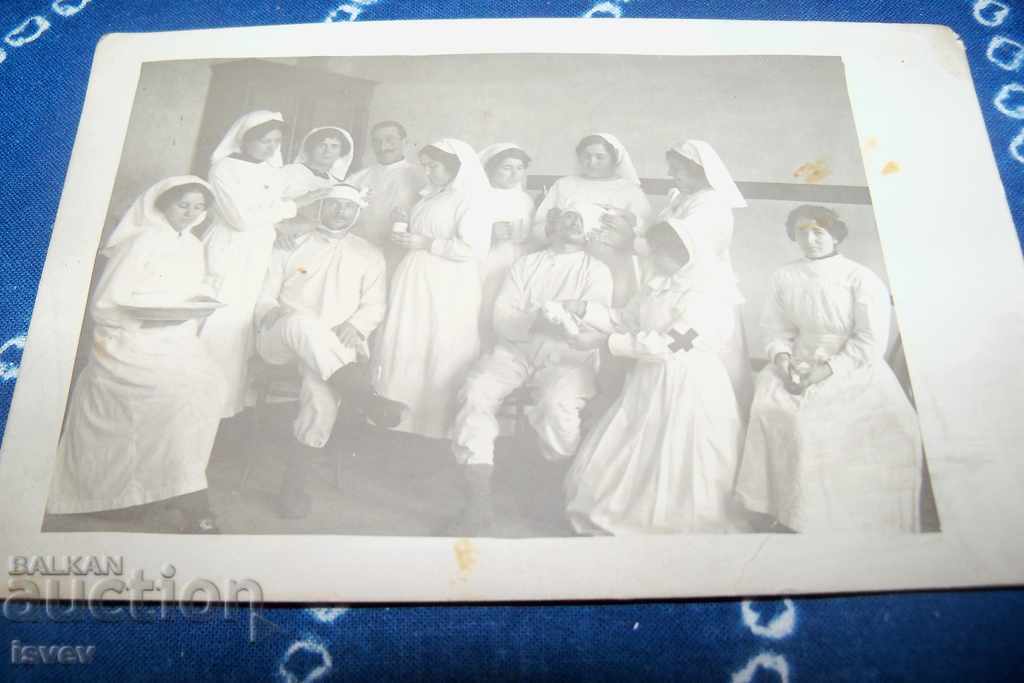 Delivery of Two old photo cards, wounded soldiers and nurses Delivery of Two old photo cards, wounded soldiers and nurses