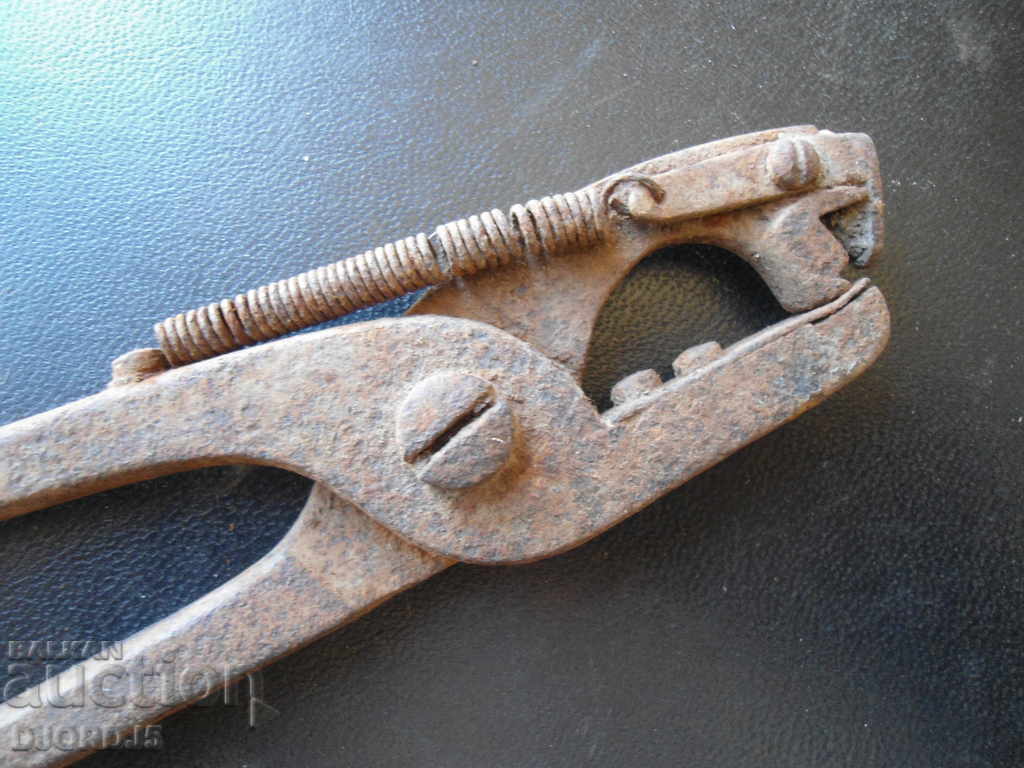 Old specialized pliers with price 7.00 BGN | € 3.58 Old specialized pliers with price 7.00 BGN | € 3.58