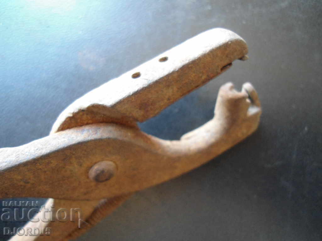 Delivery of Old specialized pliers Delivery of Old specialized pliers