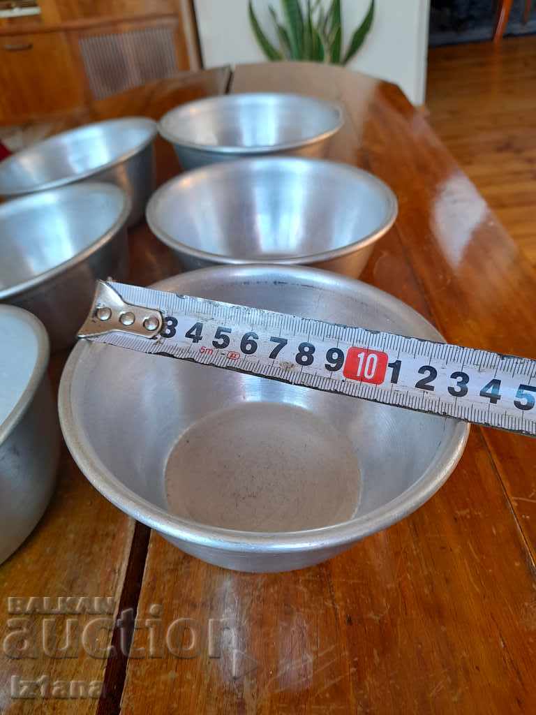 Delivery of Old aluminum bowl, bowls, bowls Delivery of Old aluminum bowl, bowls, bowls