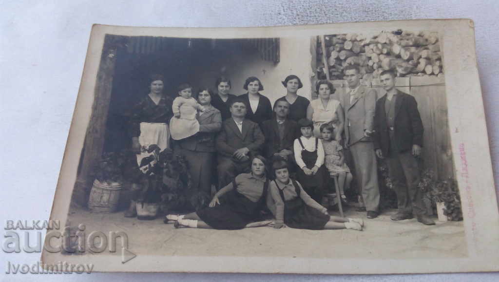 Снимка Лъджене Мъже жени и деца в двора на къщата си